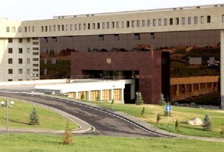 Ermənistan Müdafiə Nazirliyinin binasına hücum olub