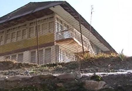 Şəkidə qapısı çaya açılan ev