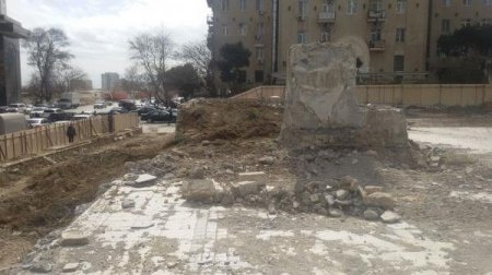Mikayıl Müşfiqin heykəlini dağıtdığına görə iş icraçısı işdən qovulub