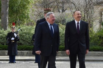 Bir ovuc erməni İlham Əliyevə qarşı çıxdı: Öcalan və Xədicənin portretləri ilə