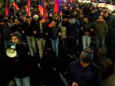 İrəvanda etirazçılarla polis arasında toqquşma baş verib