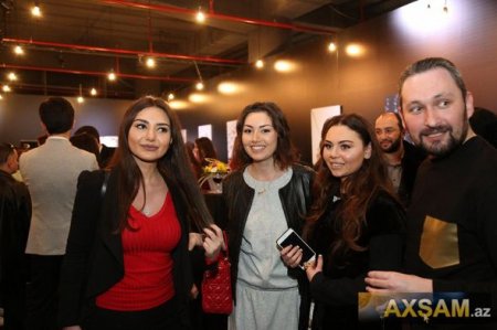 Safura Əliyeva oğlu və bacısı ilə təqdimatda