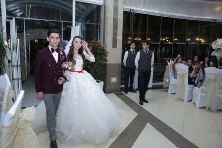 Mehriban Əliyeva uşaq evində böyüyən gənclərə toy etdi