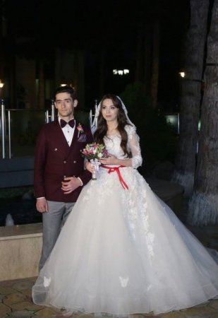 Mehriban Əliyeva uşaq evində böyüyən gənclərə toy etdi