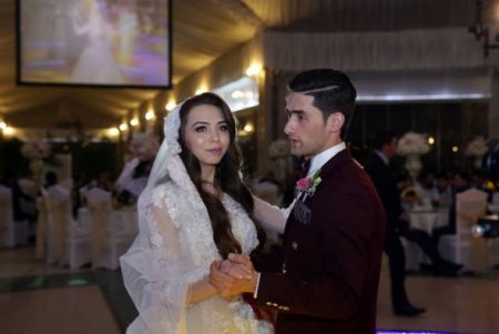 Mehriban Əliyeva uşaq evində böyüyən gənclərə toy etdi