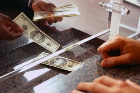 Bəzi banklarda dollar bahalaşıb