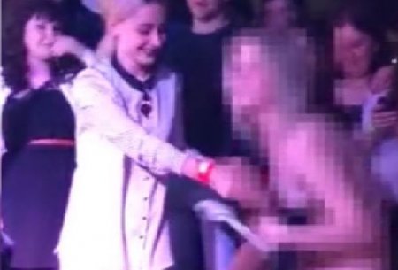 Rusiyada yeniyetmə pula görə soyundu