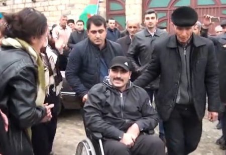Yaralı əsgərimiz evinə qayıtdı: Ermənilərin başını əzdik