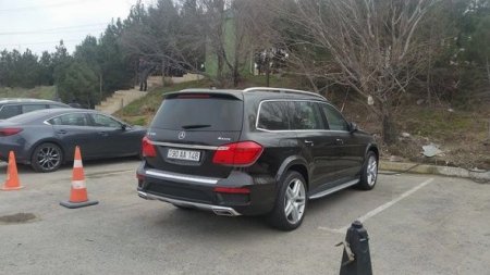 Yol polisi bahalı avtomobilləri cərimə meydançasına saldı