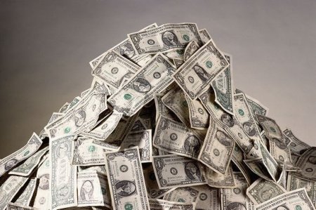 Azərbaycandan külli miqdarda dollar çıxarmaq istəyən şəxslər saxlanılıb