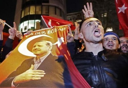 Hollandiya polisi türk etirazçılara qarşı güc tətbiq edib