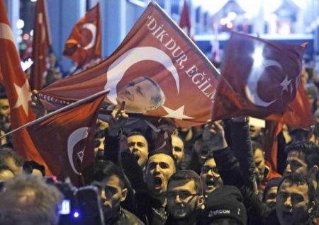 Hollandiya polisi türk etirazçılara qarşı güc tətbiq edib