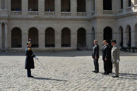 İlham Əliyevin Parisdə rəsmi qarşılanma mərasimi olub