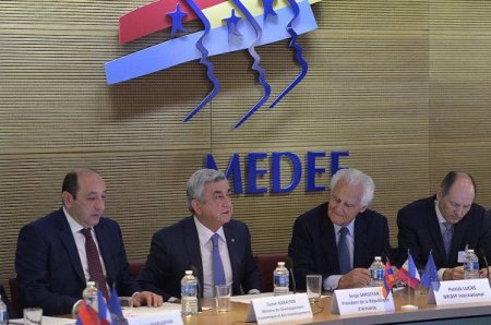 İlham Əliyevdən Parisdə Sərkisyana cavab: “Əgər bu qədər ağıllısansa niyə bu qədər kasıbsan?”