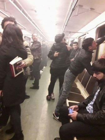 Bakı metrosunda həyacanlı anlar: Tuneli tüstü bürüyüb