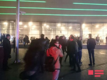 Bakı metrosunda həyacanlı anlar: Tuneli tüstü bürüyüb
