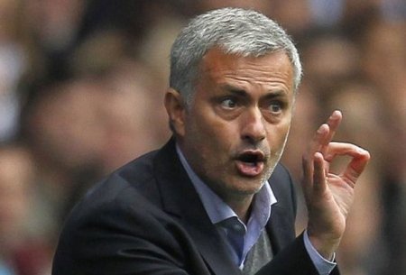 Mourinyo oyun zamanı futbolçusuna banan verdi