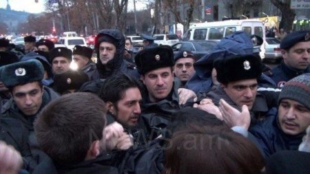 İrəvanda etirazçılarla polis arasında toqquşma baş verib