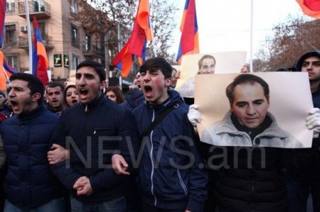 İrəvanda etirazçılarla polis arasında toqquşma baş verib