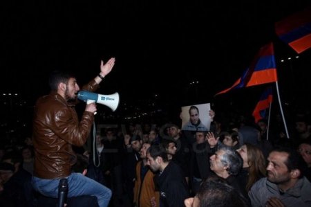 İrəvanda etirazçılarla polis arasında toqquşma baş verib
