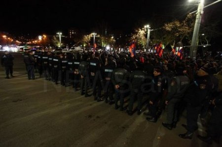 İrəvanda etirazçılarla polis arasında toqquşma baş verib