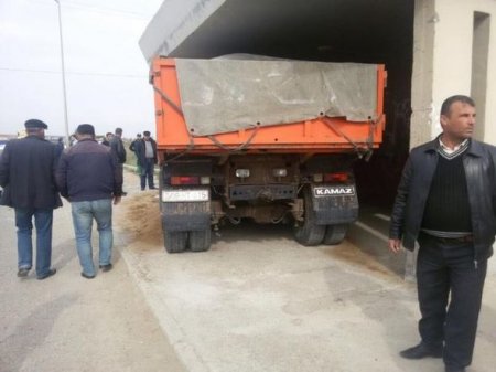 “KamAZ” dayanacağa çırpıldı