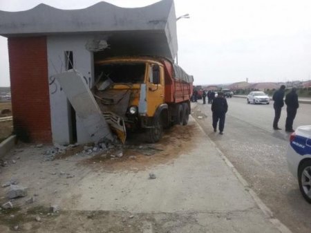 “KamAZ” dayanacağa çırpıldı