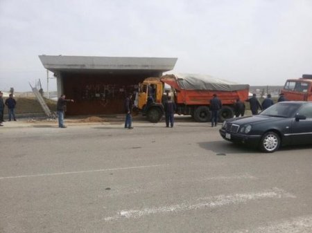 “KamAZ” dayanacağa çırpıldı