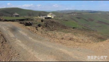 Cəlilabadda avtomobil yolu çökdü, ikiyə ayrıldı