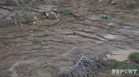 Cəlilabadda avtomobil yolu çökdü, ikiyə ayrıldı