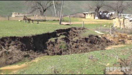 Cəlilabadda avtomobil yolu çökdü, ikiyə ayrıldı