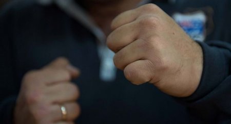 Bakıda idman zalına kütləvi basqın olub, yaralananlar var