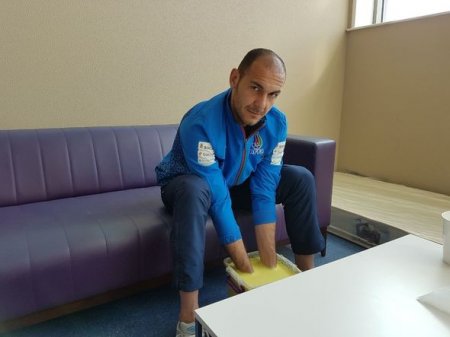 Qolkiper Kamran Ağayevin əllərindən heykəl hazırlanıb