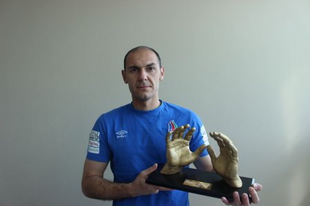 Qolkiper Kamran Ağayevin əllərindən heykəl hazırlanıb