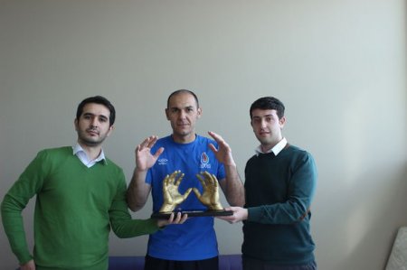 Qolkiper Kamran Ağayevin əllərindən heykəl hazırlanıb