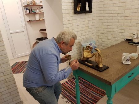 Qolkiper Kamran Ağayevin əllərindən heykəl hazırlanıb