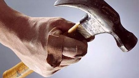 Sabirabadda ata yeddi yaşlı oğlunu çəkiclə öldürüb