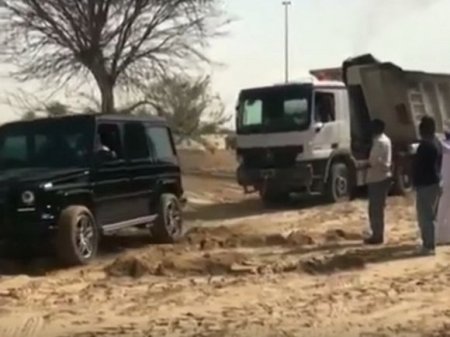 Dubay şahzadəsi səhrada quma batan yük maşını belə çıxardı