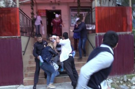 Bakıda restoranda xidmətçi müştərilər tərəfindən döyülüb