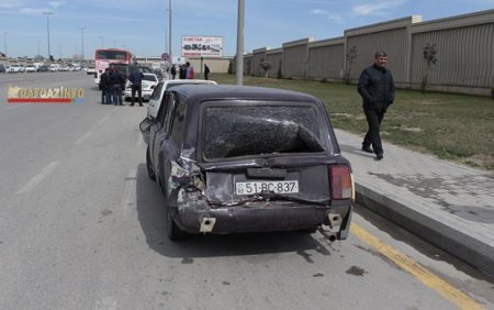 Bakıda sürücülər dayanıb qəzaya baxdılar, avtobus maşınlarını sürüdü