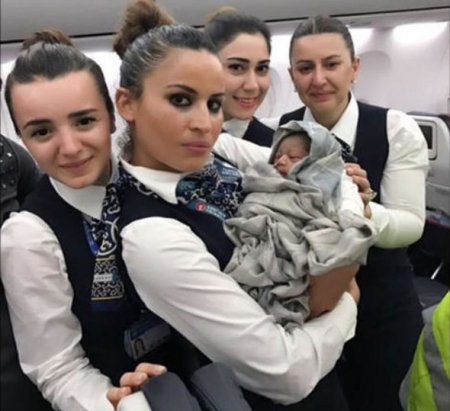 13 min metr yüksəklikdə dünyaya gələn körpə