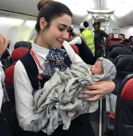 13 min metr yüksəklikdə dünyaya gələn körpə
