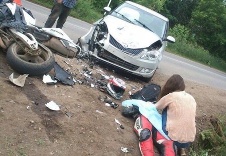Polis kapitanının avtomobili motosikletlə toqquşub: Ölən var