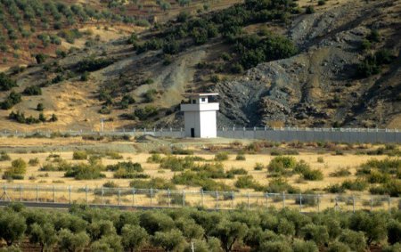 Türkiyə ilə Suriya arasında 556 kilometrlkik beton divar tikilib