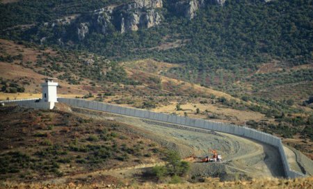 Türkiyə ilə Suriya arasında 556 kilometrlkik beton divar tikilib