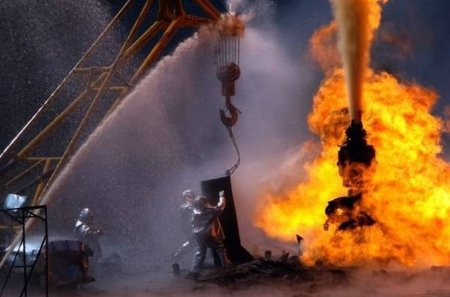 “Lukoyl” şirkətinin neft quyusu yanır