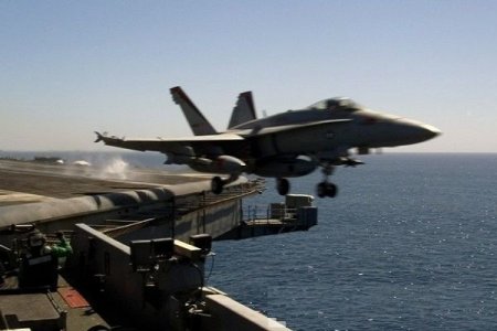 ABŞ-ın F-18 qırıcısı dənizdə qəzaya uğrayıb