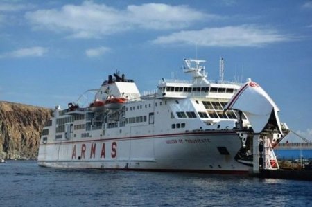 Kanar adalarında 140 sərnişin daşıyan bərə pirsə çırpıldı