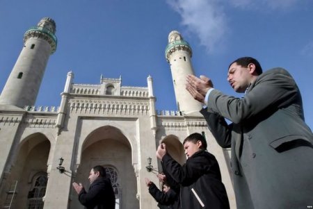 Azərbaycanda əcnəbilərə qoyulan dini qadağalar aradan götürülür