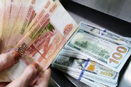 Rusiyada dolların məzənnəsi bu ilin minimumuna düşüb